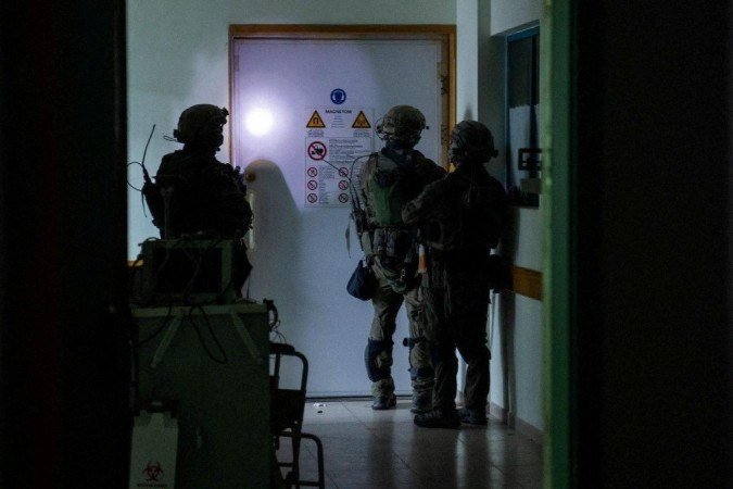 Soldados israelenses inspecionam o complexo hospitalar Al Shifa, em meio à operação terrestre contra o Hamas, na cidade de Gaza, 15 de novembro de 2023 - (crédito: Reuters) Soldados israelenses inspecionam o complexo hospitalar Al Shifa, em meio à operação terrestre contra o Hamas, na cidade de Gaza, 15 de novembro de 2023 - (crédito: Reuters)