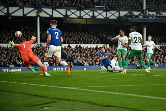  Newcastle United's English striker Callum Wilson (3R) scores the opening goal during the English Premier League football match between Everton and Newcastle United at Goodison Park in Liverpool, north-west England on April 27, 2023. (Photo by Oli SCARFF / AFP) / RESTRICTED TO EDITORIAL USE. No use with unauthorized audio, video, data, fixture lists, club/league logos or 'live' services. Online in-match use limited to 120 images. An additional 40 images may be used in extra time. No video emulation. Social media in-match use limited to 120 images. An additional 40 images may be used in extra time. No use in betting publications, games or single club/league/player publications. /  (Photo by OLI SCARFF/AFP via Getty Images)
       -  (crédito:  AFP via Getty Images)