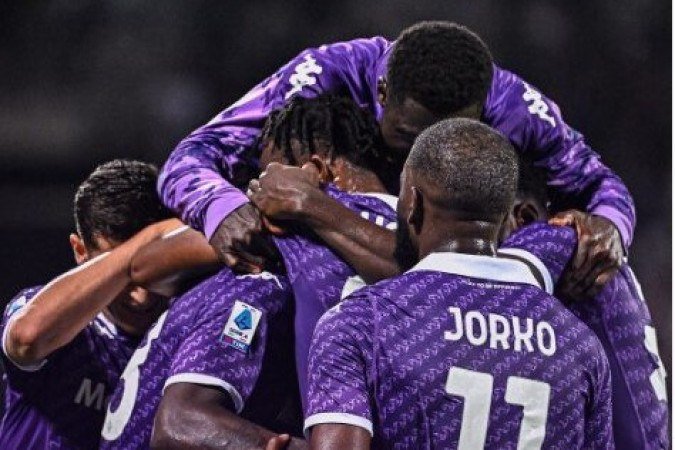 9º lugar: Fiorentina (200 pontos) - Vice-campeã da Conference League na última temporada, equipe está no G6 do Campeonato Italiano atual. - Foto: Divulgação/Fiorentina
