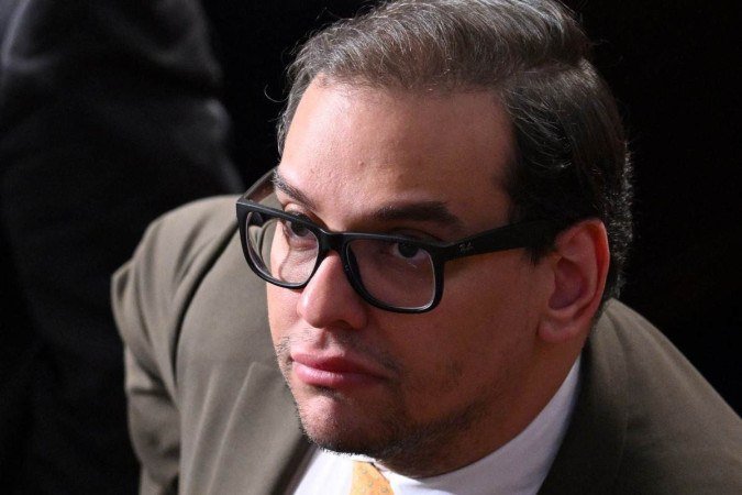 George Santos, que é filho de brasileiros, é acusado a nível federal de fraudar seus doadores e enfrenta acusações de lavagem de dinheiro e fraude eletrônica       -  (crédito: MANDEL NGAN / AFP)