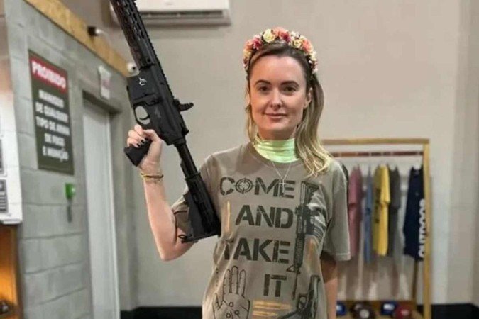 Deputada postou foto com fuzil e camiseta em referência ao presidente Lula
- (crédito: Reprodução/Redes sociais) Deputada postou foto com fuzil e camiseta em referência ao presidente Lula
- (crédito: Reprodução/Redes sociais)