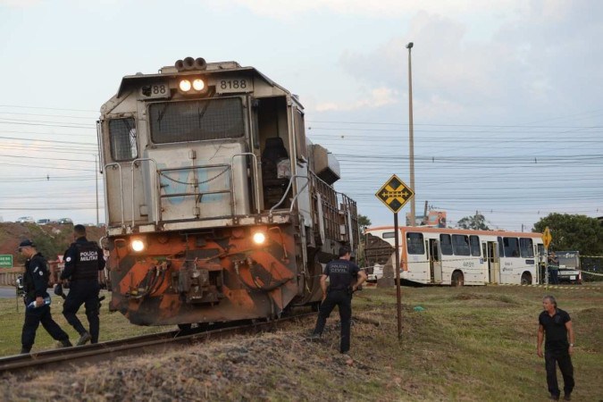 Governador e autoridades do DF lamentam tragédia entre trem e ônibus
