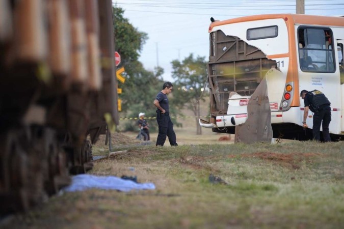  Uma colisão entre um ônibus e um trem de carga deixou uma mulher morta e cinco pessoas feridas na tarde desta sexta-feira (17/11). O acidente ocorreu no Setor de Indústria e Abastecimento (SIA). - (crédito: Minervino Júnior/CB/D.A Press)
