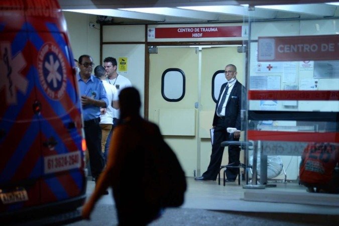 O cobrador do ônibus sofreu traumatismo craniano no momento da colisão e está na UTI do Hospital de Base. - (crédito: Minervino Júnior/CB/D.A Press) O cobrador do ônibus sofreu traumatismo craniano no momento da colisão e está na UTI do Hospital de Base. - (crédito: Minervino Júnior/CB/D.A Press)