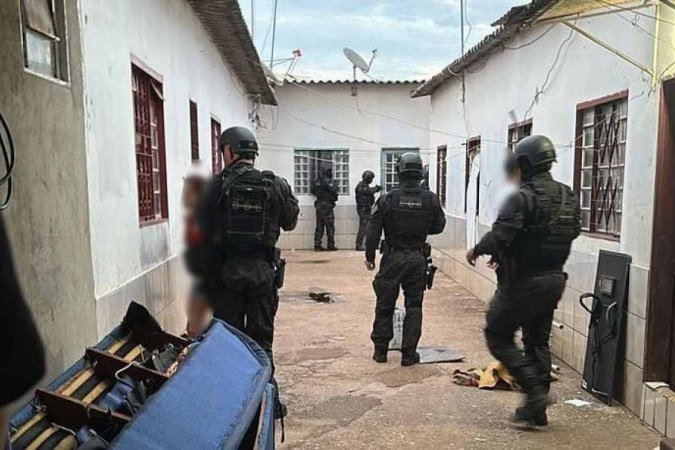Policiais civis cumprem 22 mandados contra membros do PCC que tentam se reestruturar no DF - (crédito: PCDF/Divulgação) Policiais civis cumprem 22 mandados contra membros do PCC que tentam se reestruturar no DF - (crédito: PCDF/Divulgação)
