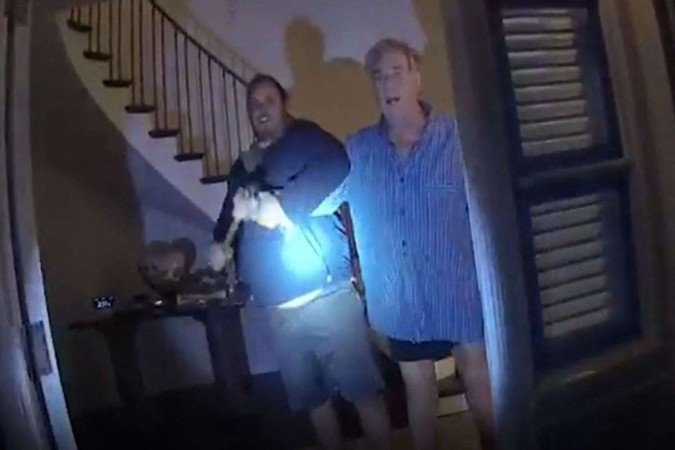 Esta imagem estática de um vídeo da câmera corporal da polícia do Departamento de Polícia de São Francisco mostra David DePape agredindo Paul Pelosi, marido da ex-presidente da Câmara, Nancy Pelosi - (crédito: HANDOUT / SAN FRANCISCO POLICE DEPARTMENT / AFP) Esta imagem estática de um vídeo da câmera corporal da polícia do Departamento de Polícia de São Francisco mostra David DePape agredindo Paul Pelosi, marido da ex-presidente da Câmara, Nancy Pelosi - (crédito: HANDOUT / SAN FRANCISCO POLICE DEPARTMENT / AFP)