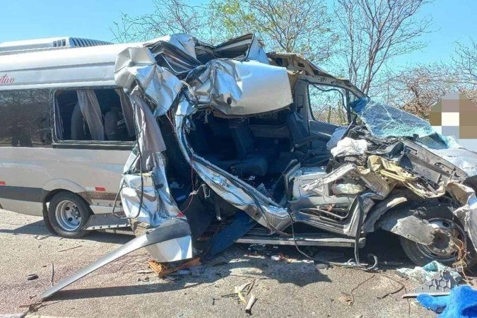 A van em que a famÃlia estava bateu na traseira de um caminhão cheio de lenha - (crédito: Divulgação/Polícia Rodoviária Federal) A van em que a famÃlia estava bateu na traseira de um caminhão cheio de lenha - (crédito: Divulgação/Polícia Rodoviária Federal)