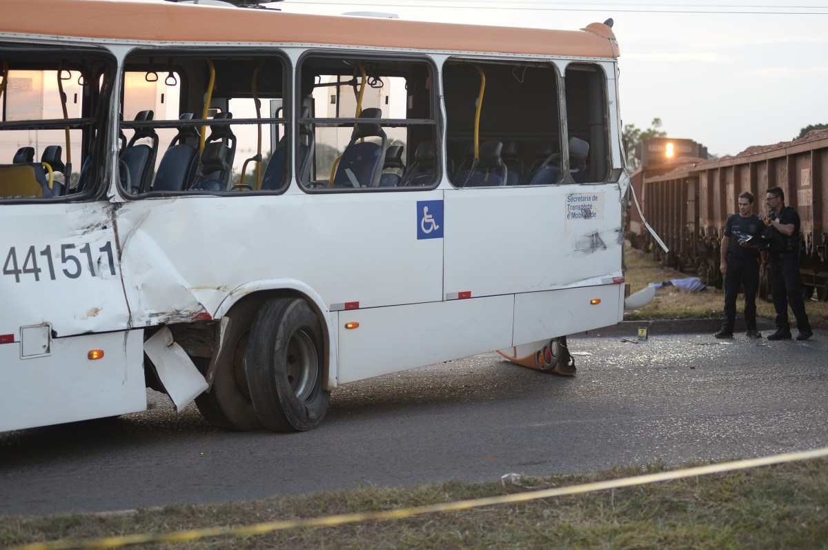  Uma colisão entre um ônibus e um trem de carga deixou uma mulher morta e cinco pessoas feridas na tarde desta sexta-feira (17/11). O acidente ocorreu no Setor de Indústria e Abastecimento (SIA).