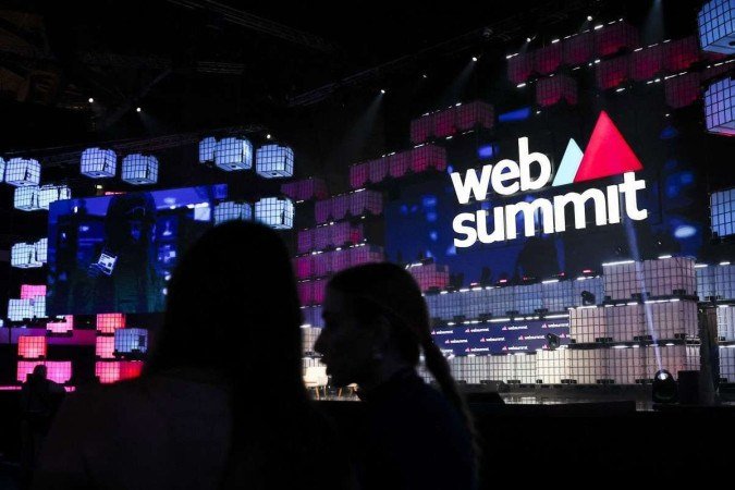 Os participantes do Web Summit chegam ao palco principal em Lisboa no dia 14 de novembro de 2023. O maior evento de tecnologia da Europa, o Web Summit, acontecerá no Parque das Nações, em Lisboa, de 13 a 16 de novembro. - (crédito: PATRICIA DE MELO MOREIRA / AFP) Os participantes do Web Summit chegam ao palco principal em Lisboa no dia 14 de novembro de 2023. O maior evento de tecnologia da Europa, o Web Summit, acontecerá no Parque das Nações, em Lisboa, de 13 a 16 de novembro. - (crédito: PATRICIA DE MELO MOREIRA / AFP)