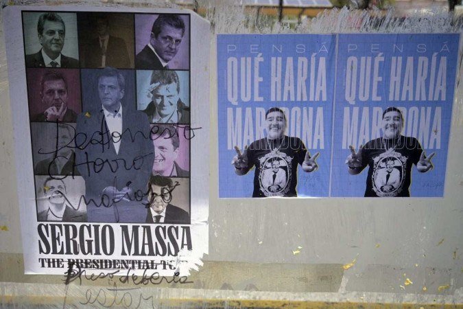 Massa enfrentará no segundo turno deste domingo o ultradireitista Javier Milei, nas eleições mais disputadas e polarizadas em 40 anos de democracia - (crédito: JUAN MABROMATA/AFP) Massa enfrentará no segundo turno deste domingo o ultradireitista Javier Milei, nas eleições mais disputadas e polarizadas em 40 anos de democracia - (crédito: JUAN MABROMATA/AFP)