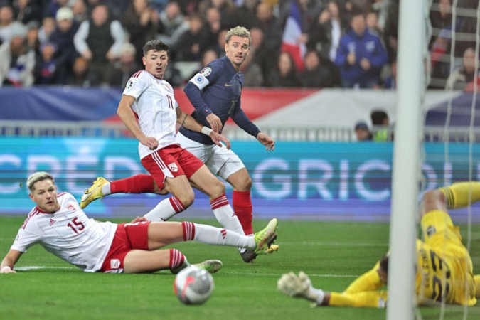  France's forward #07 Antoine Griezmann (C) eyes the ball during the UEFA EURO 2024 Group B qualifying football match between France and Gibraltar at the Allianz Riviera stadium in Nice, southeastern France, on November 18, 2023. (Photo by FRANCK FIFE / AFP) (Photo by FRANCK FIFE/AFP via Getty Images)
     -  (crédito:  AFP via Getty Images)