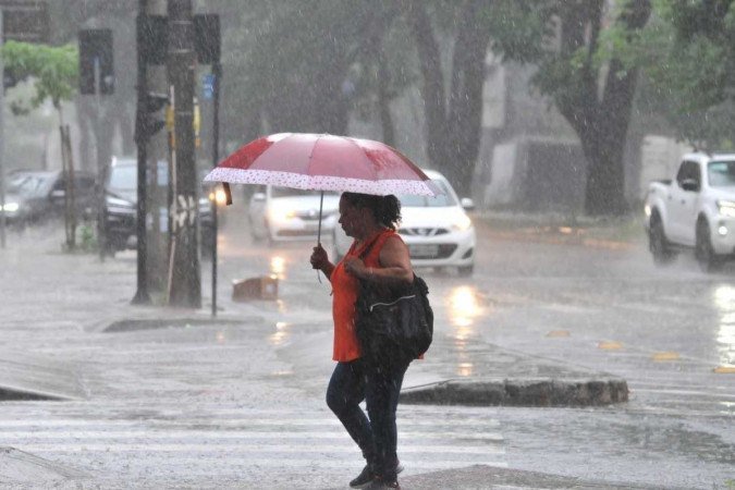 O comunicado do INMET alerta sobre chuva entre 30 e 60 mm/h ou 50 e 100 mm/dia e ventos intensos entre 60 e 100 km/h. - (crédito: Túlio Santos/EM/D.A Press) O comunicado do INMET alerta sobre chuva entre 30 e 60 mm/h ou 50 e 100 mm/dia e ventos intensos entre 60 e 100 km/h. - (crédito: Túlio Santos/EM/D.A Press)