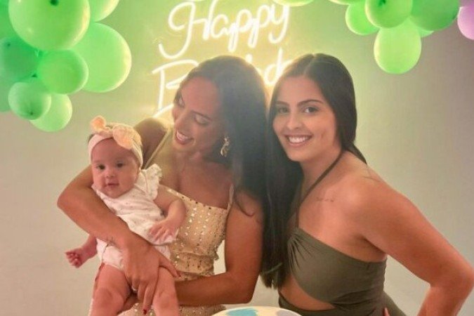 Ana Carolina, 28, é madrinha da filha de Danielle, 26, e as duas são torcedoras do Vasco. - Foto: Reprodução/Instagram