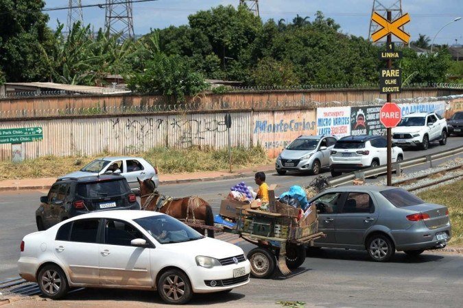  18/11/2023. Crédito: Minervino Júnior/CB/D.A Press. Brasil.  Brasilia - DF. Travessias de veículos nos trilhos do trem de carga. Suíte sobre o acidente entre o trem e ônibus. Cruzamento no Guará próximo a colônia agrícola Águas Claras.