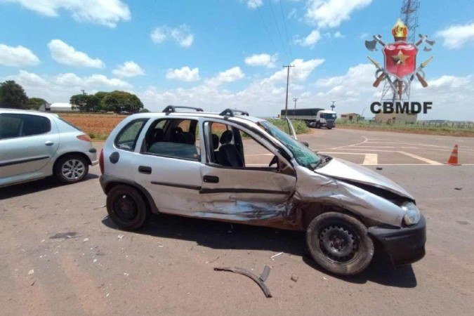 Colisão entre dois carros resulta em vítima rave na DF-130 - (crédito: Divulgação/CBMDF) Colisão entre dois carros resulta em vítima rave na DF-130 - (crédito: Divulgação/CBMDF)