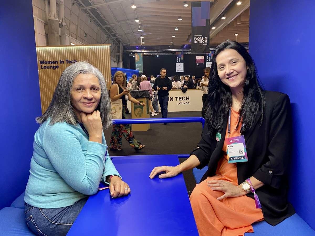  Nilzete Pacheco (de azul), fundadora da Associação Empresarial dos Imigrantes em Portugal, e Cleo Barral, desenvolvedora de Negócios, na Web Summit de 2023.