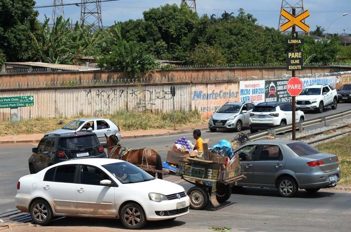  18/11/2023. Crédito: Minervino Júnior/CB/D.A Press. Brasil.  Brasilia - DF. Travessias de veículos nos trilhos do trem de carga. Suíte sobre o acidente entre o trem e ônibus. Cruzamento no Guará próximo a colônia agrícola Águas Claras.