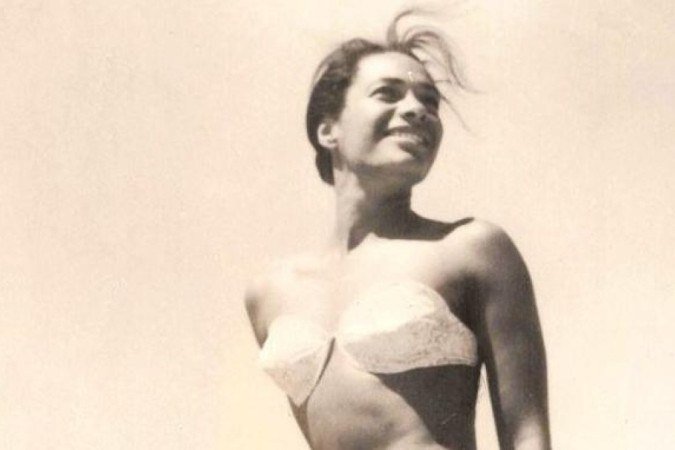 Fotografia tirada em 1947, ano em que D’Apparecida participa do concurso Rainha das Mulatas - (crédito: Acervo pessoal/Família Azambuja) Fotografia tirada em 1947, ano em que D’Apparecida participa do concurso Rainha das Mulatas - (crédito: Acervo pessoal/Família Azambuja)