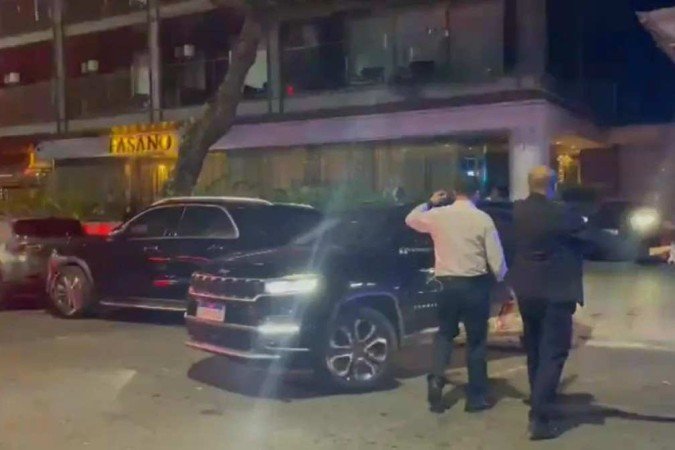 Ao todo quatro veículos foram levados por agentes da 14° Delegacia de Polícia durante a madrugada deste domingo (19/11) - (crédito: Reprodução/g1) Ao todo quatro veículos foram levados por agentes da 14° Delegacia de Polícia durante a madrugada deste domingo (19/11) - (crédito: Reprodução/g1)