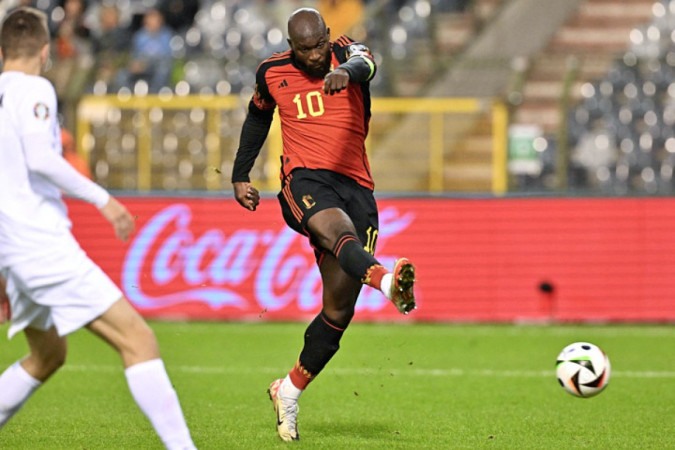  Belgium's forward #10 Romelu Lukaku kicks the ball to score his team's second goal during the UEFA Champions League Qualifying Group F football match between Belgium and Azerbaijan at The King Baudouin Stadium in Brussels, on November 19, 2023. (Photo by JOHN THYS / AFP) (Photo by JOHN THYS/AFP via Getty Images)
     -  (crédito:  AFP via Getty Images)