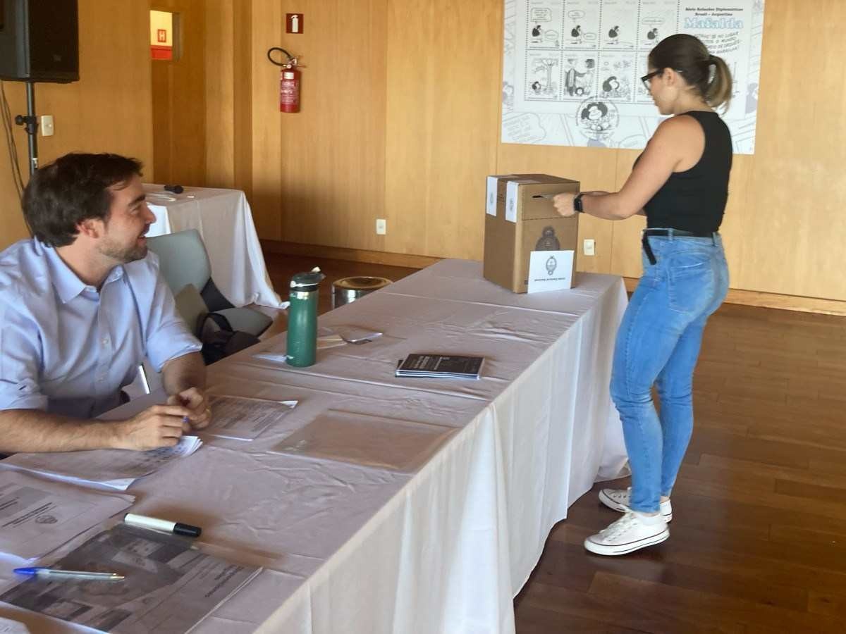 Argentinos no Brasil também foram às urnas para escolher presidente