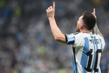 Messi, campeão francês pelo Paris Saint-Germain além dos feitos pela Argentina na última temporada, será o primeiro atleta de futebol masculino a vencer a premiação -  (crédito: FRANCK FIFE / AFP)
