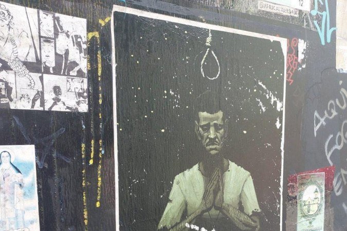 No terreno onde ossadas foram encontradas, ativistas fizeram um mural - (crédito: BBC) No terreno onde ossadas foram encontradas, ativistas fizeram um mural - (crédito: BBC)