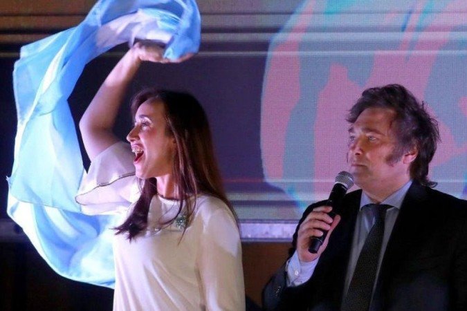 Javier Milei com sua companheira de chapa, Victoria Villaruel, após receber a notícia da vitória no domingo (19/11) -  (crédito:  Marcos Brindicci/Getty Images)