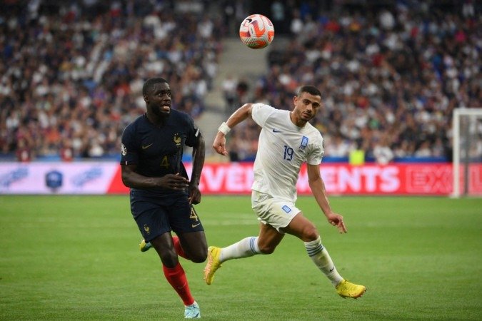  France's defender Dayot Upamecano (L) fights for the ball with Greece's forward Giorgos Giakoumakis during the UEFA Euro 2024 group B qualification football match between France and Greece at the Stade de France in Saint-Denis, in the northern outskirts of Paris, on June 19, 2023. (Photo by FRANCK FIFE / AFP) (Photo by FRANCK FIFE/AFP via Getty Images)
       -  (crédito:  AFP via Getty Images)