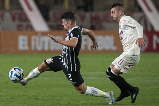  Corinthians' Portuguese defender Rafael Ramos (L) and Universitario's Uruguayan forward Luis Urruti (R) fight for the ball during the Copa Sudamericana round of 32 knockout play-offs second leg football match between Peru's Universitario and Brazil's Corinthians at the Monumental de Ate stadium in Lima, on July 18, 2023. (Photo by ERNESTO BENAVIDES / AFP) (Photo by ERNESTO BENAVIDES/AFP via Getty Images)
     -  (crédito:  AFP via Getty Images)