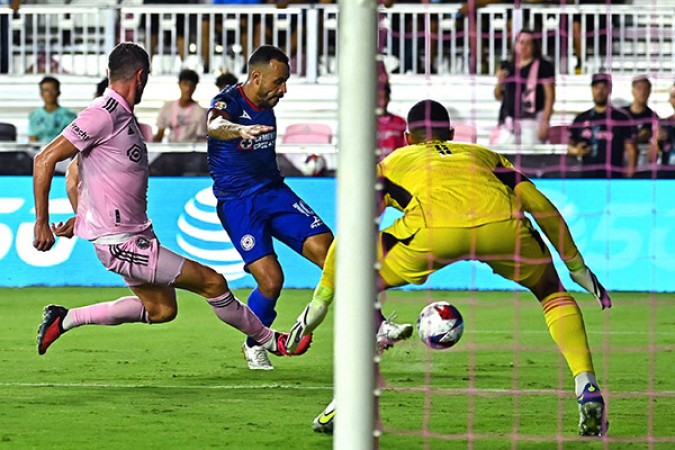 Cruz Azul's forward Moises (C) drives to the goal during the Leagues Cup Group J football match between Inter Miami CF and Cruz Azul at DRV PNK Stadium in Fort Lauderdale, Florida, on July 21, 2023. (Photo by Chandan KHANNA / AFP) (Photo by CHANDAN KHANNA/AFP via Getty Images)
     -  (crédito:  AFP via Getty Images)