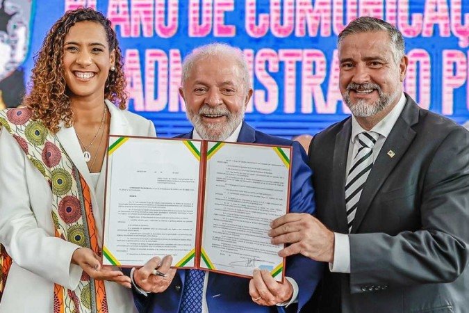 Ministra de Estado da Igualdade Racial, Anielle Franco, presidente Lula e o ministro-chefe da Secretaria de Comunicação Social, Paulo Pimenta, durante o evento Ministra de Estado da Igualdade Racial, Anielle Franco, presidente Lula e o ministro-chefe da Secretaria de Comunicação Social, Paulo Pimenta, durante o evento