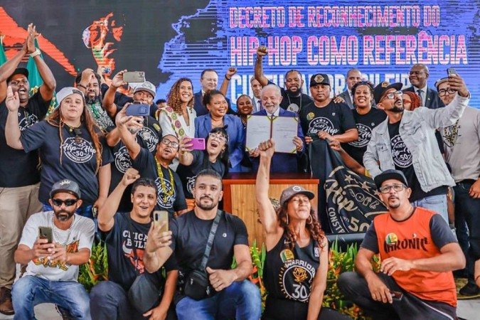 Presidente Lula e ministros com coletivos durante o evento Presidente Lula e ministros com coletivos durante o evento