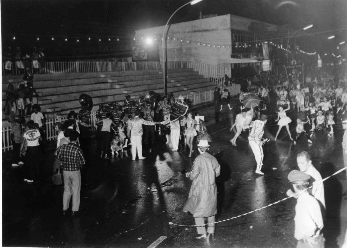 Desfile de blocos e escolas de samba na avenida W3 Sul, no carnaval de 1968