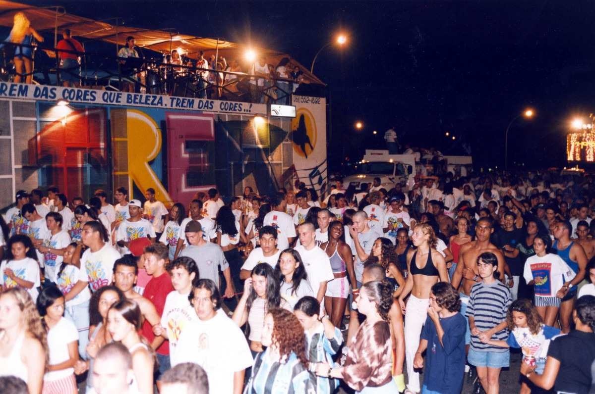 Carnaval no Eixão Norte ao som do trio eletrico em 1996