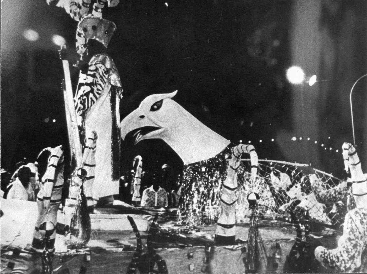 1962. Crédito: Arquivo CB/D.A Press. Brasil. Brasília - DF. Escola de samba Pioneiros de Brasília, a única a utilizar alegorias no primeiro desfile das escolas de samba no Distrito Federal, na avenida W3 Sul, na plataforma superior da estação rodoviária, no Carnaval de 1962.