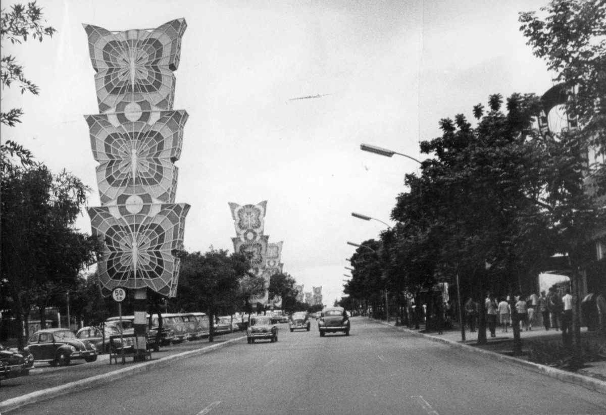 Decoração para o Carnaval de 1970, na avenida W3 Sul