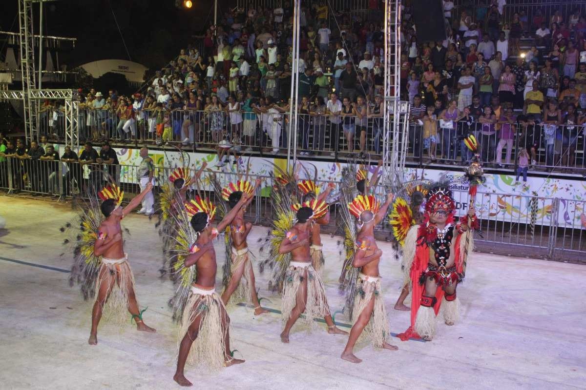 Desfile da escola de samba Aruremas, representando o Recanto das Emas, no Ceilambódromo.     