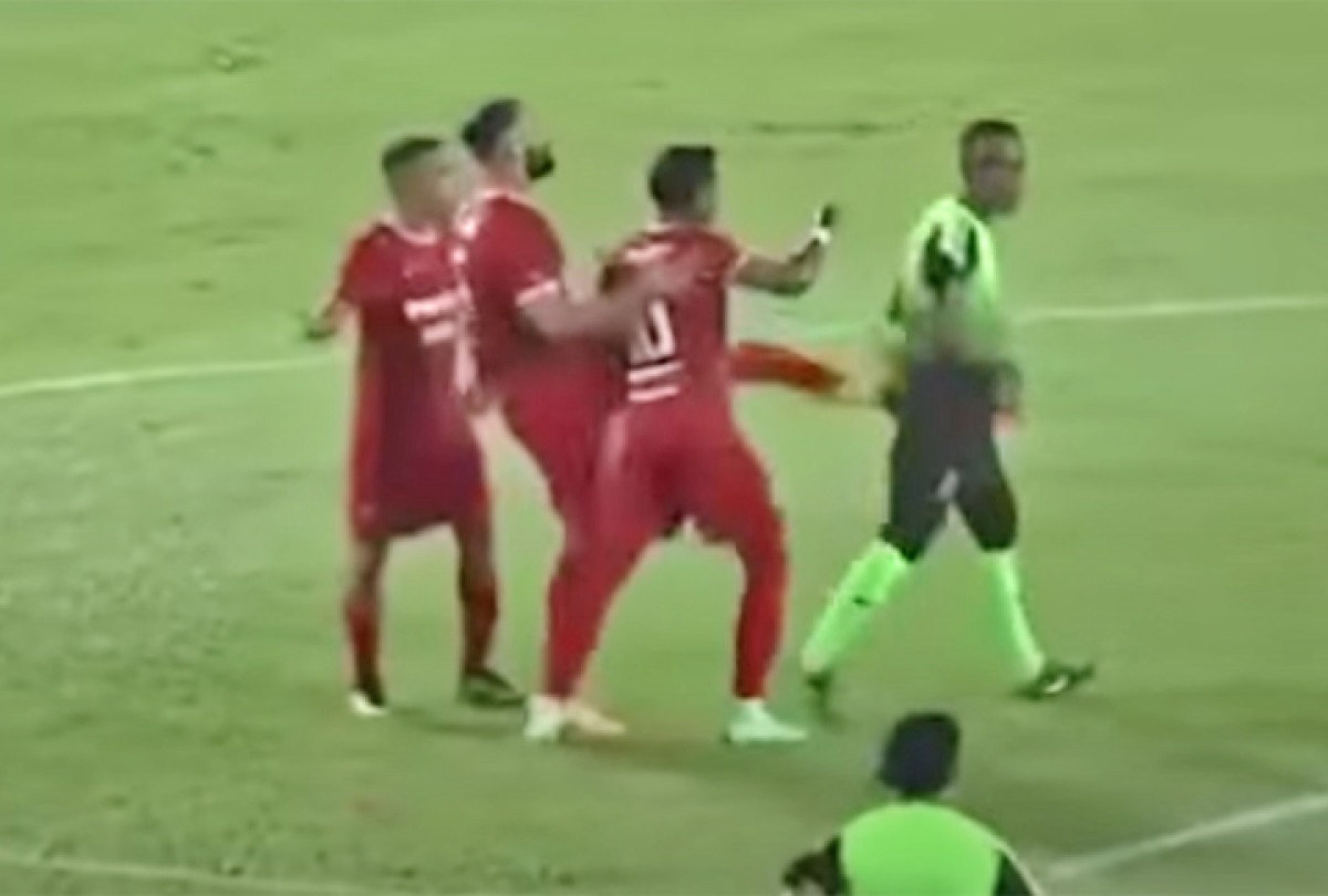 Na Malásia, jogador é banido do futebol após agredir e cuspir em árbitro