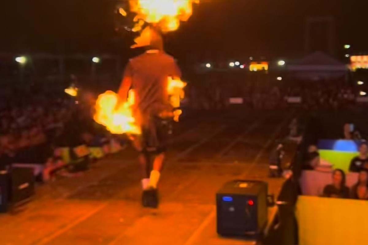 Roupa do rapper Djonga pega fogo no palco em show no Rio de Janeiro