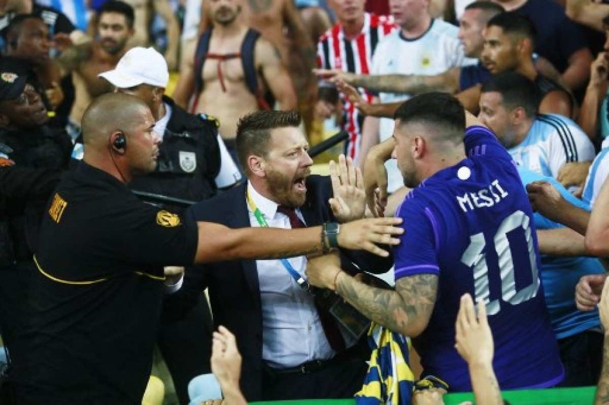 Briga entre torcedores argentinos e brasileiros no Maracanã