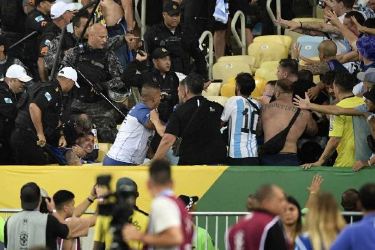 Briga entre torcedores argentinos e brasileiros no Maracanã
