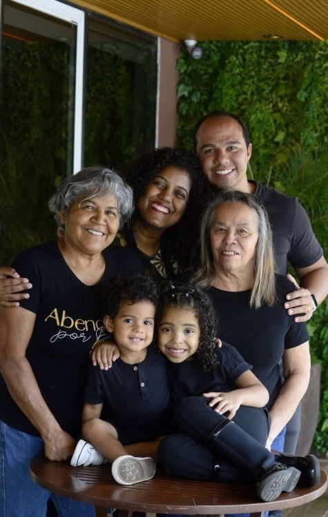 Messias e Rafaela com os sobrinhos, Sophie e Guilherme, e as mães Maria Altina e Teresinha: todas as cores 