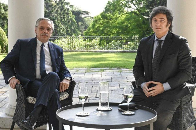 O peronista Fernández (E) e o ultralibertário Milei, depois do café da manhã na residência oficial de Olivos, a 17km de Buenos Aires: sem sorrisos - (crédito: Maria Eugenia Cerutti/Presidência da Argentina/AFP) O peronista Fernández (E) e o ultralibertário Milei, depois do café da manhã na residência oficial de Olivos, a 17km de Buenos Aires: sem sorrisos - (crédito: Maria Eugenia Cerutti/Presidência da Argentina/AFP)
