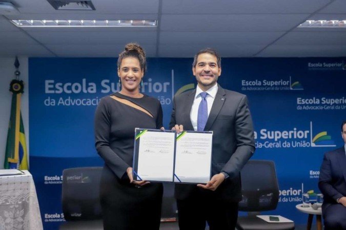 A ministra Anielle Franco e o advogado da AGU Jorge Messias am portaria de criação do JurisRacial hoje, um dia após o Dia da Consciência Negra - (crédito: Divulgação) A ministra Anielle Franco e o advogado da AGU Jorge Messias am portaria de criação do JurisRacial hoje, um dia após o Dia da Consciência Negra - (crédito: Divulgação)