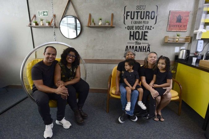 Messias e Rafaela com os sobrinhos, Sophie e Guilherme, e as mães Maria Altina e Teresinha: todas as cores 
     -  (crédito:  Marcelo Ferreira/CB/D.A Press)