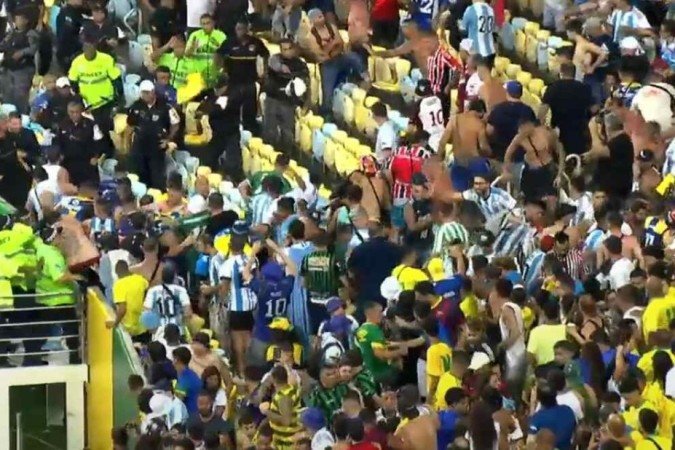 Briga ocorreu no Setor Sul, onde estavam os torcedores da Argentina. Não havia separação com a torcida do Brasil - (crédito: Foto: Reprodução/Globo) Briga ocorreu no Setor Sul, onde estavam os torcedores da Argentina. Não havia separação com a torcida do Brasil - (crédito: Foto: Reprodução/Globo)