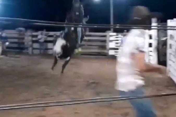 O jovem treinava montaria para participar de rodeios quando se desequilibrou e caiu do animal - (crédito: Reprodução/Instagram @juinanews) O jovem treinava montaria para participar de rodeios quando se desequilibrou e caiu do animal - (crédito: Reprodução/Instagram @juinanews)