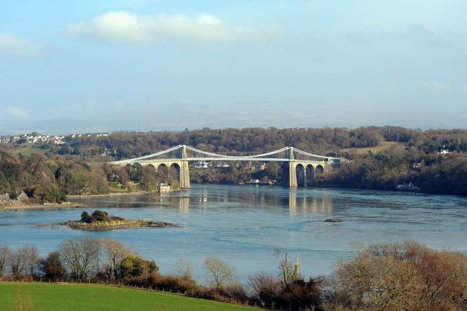 A ponte suspensa Menai entre o continente de Gales e a ilha de Anglesey, onde fica a cidade com um dos maiores nomes do mundo - (crédito: ANDREW YATES/AFP) A ponte suspensa Menai entre o continente de Gales e a ilha de Anglesey, onde fica a cidade com um dos maiores nomes do mundo - (crédito: ANDREW YATES/AFP)
