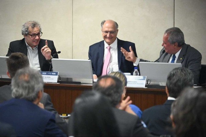 No evento, o vice-presidente e ministro do Desenvolvimento, Indústria, Comércio e Serviços (MIDIC), Geraldo Alckmin, destacou a importância de se avançar na inovação - (crédito: Reprodução/ Agência de notícias CNI) No evento, o vice-presidente e ministro do Desenvolvimento, Indústria, Comércio e Serviços (MIDIC), Geraldo Alckmin, destacou a importância de se avançar na inovação - (crédito: Reprodução/ Agência de notícias CNI)